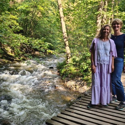 Sylvie et Pascale, au bord de la rivière